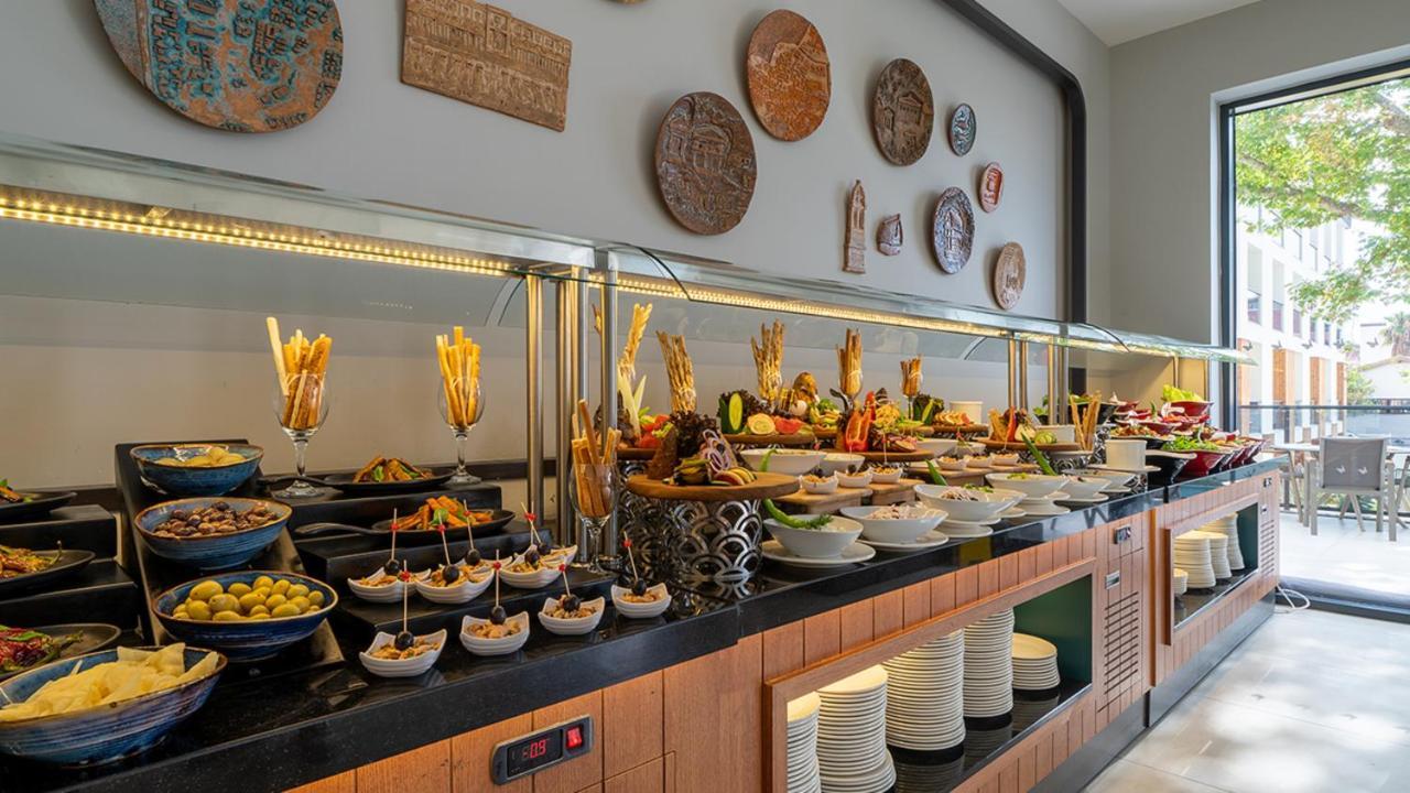 Sundia Exclusive By Liberty Fethiye Adults Only Hotel Exterior foto A buffet at a hotel