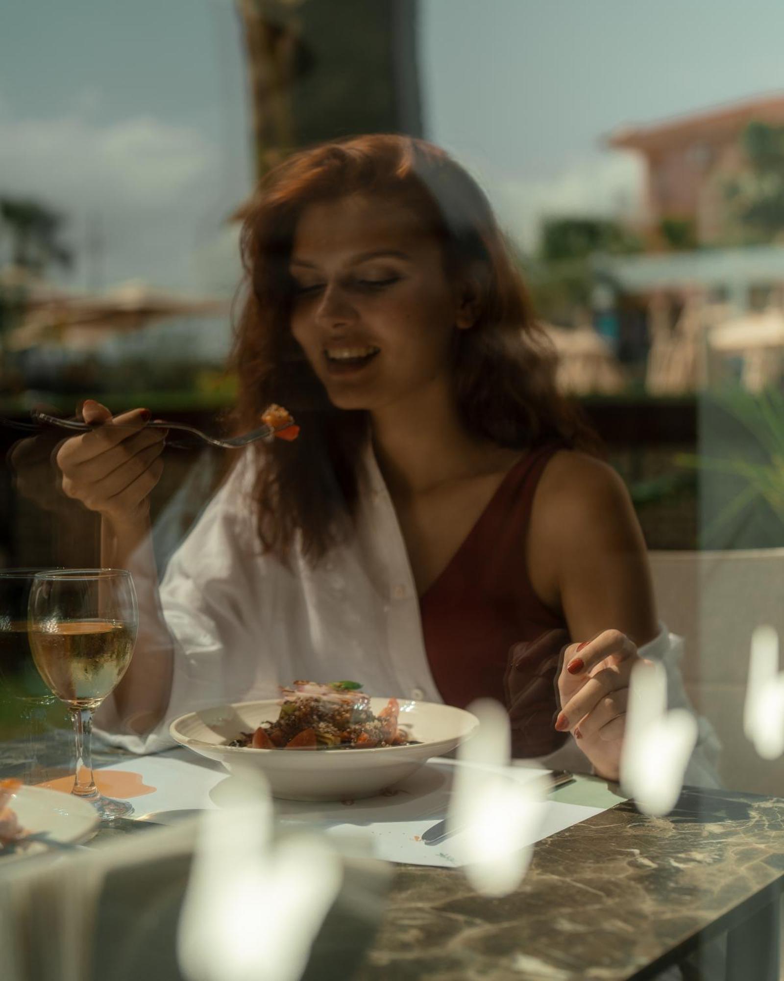Sundia Exclusive By Liberty Fethiye Adults Only Hotel Exterior foto A woman eating