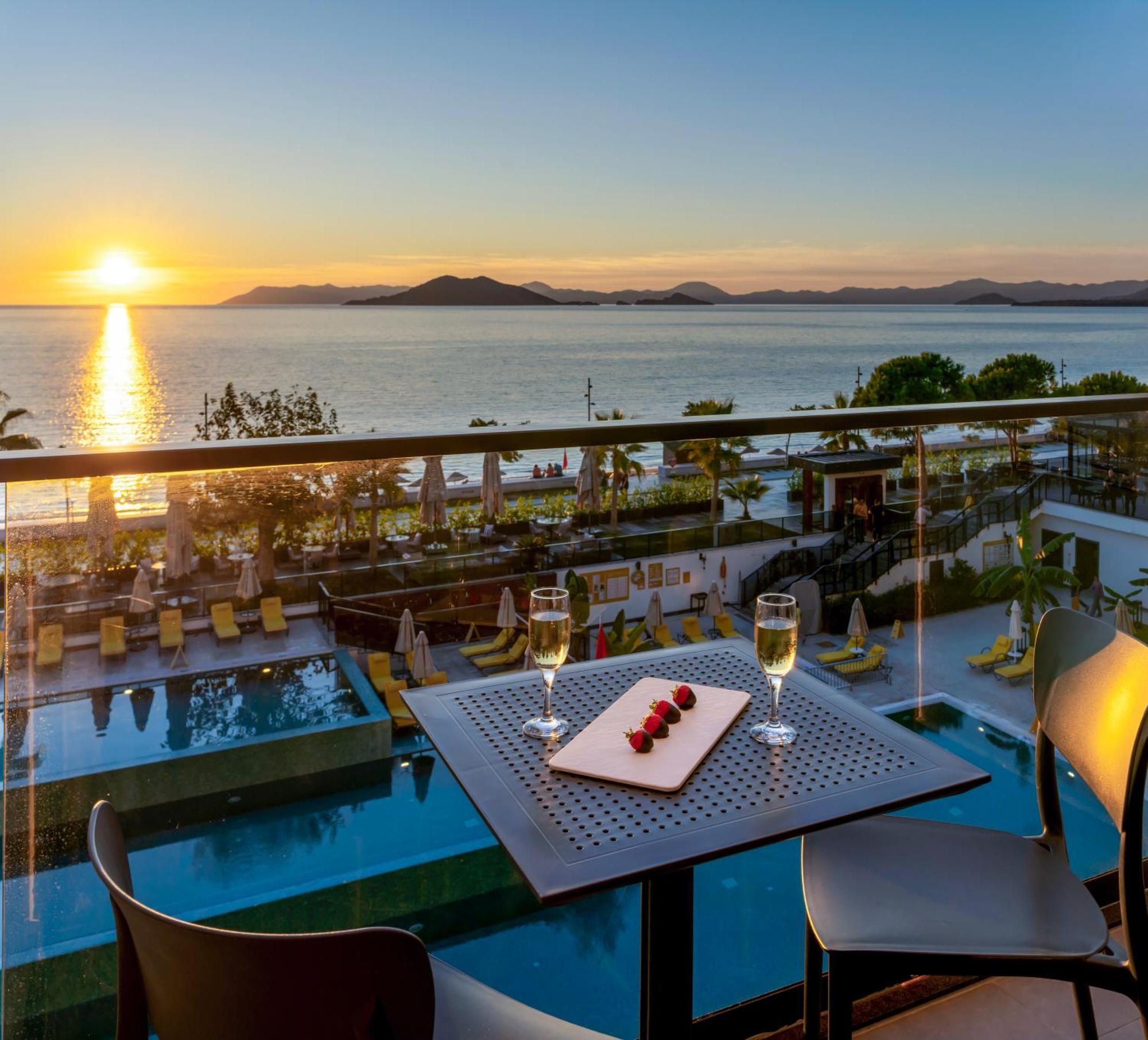 Sundia Exclusive By Liberty Fethiye Adults Only Hotel Exterior foto Sunset at the hotel